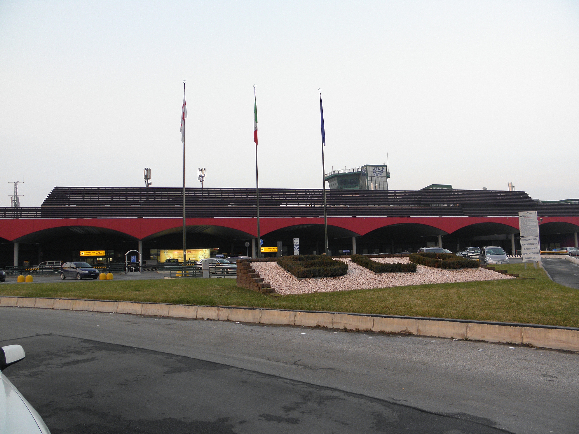 Aeroporto di Bologna, photo by Threecharlie - Wikipedia