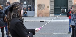 Selfie stick - Photo Credit: Marco Verch su wikipedia.org