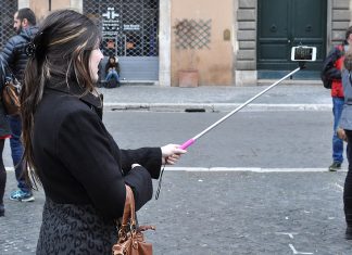 Selfie stick - Photo Credit: Marco Verch su wikipedia.org