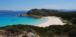 Sardegna, la spiaggia rosa sul'isola di Budelli (Wikipedia, Luca Giudicatti).