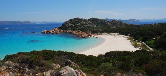 Sardegna, la spiaggia rosa sul'isola di Budelli (Wikipedia, Luca Giudicatti).