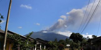 Il vulcano Raung, sull'isola di Java, Indonesia.