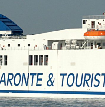 Dettaglio di un traghetto Caronte & Tourist.