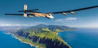 Il Solar Impulse mentre si avvicina alle Hawaii