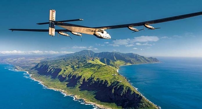 Il Solar Impulse mentre si avvicina alle Hawaii