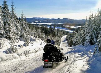 Tour in motoslitta, Canada.