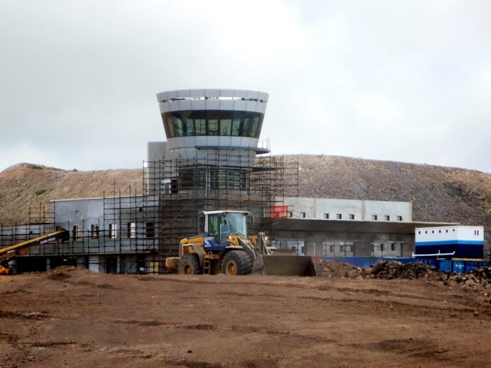 I lavori di costruzione dell'aeroporto a Sant'Elena (foto Wikipedia)