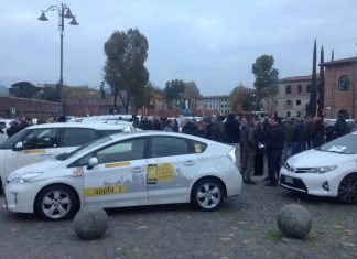 Flash Mob dei tassisti a Firenze contro Uber