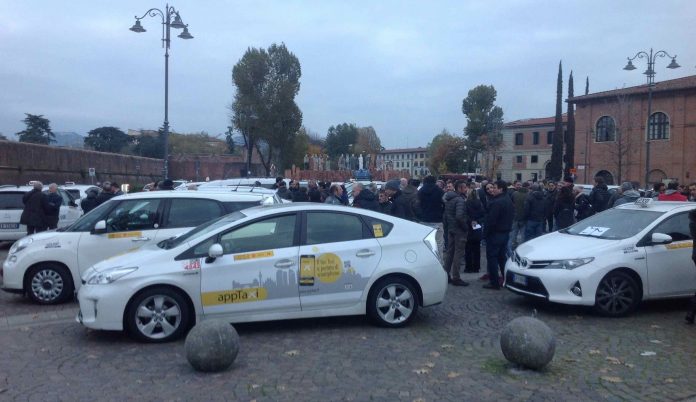 Flash Mob dei tassisti a Firenze contro Uber