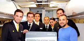 Emanuele Raffaele Gentile, in partenza da Roma Fiumicino riceve il premio da Vueling