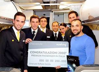 Emanuele Raffaele Gentile, in partenza da Roma Fiumicino riceve il premio da Vueling