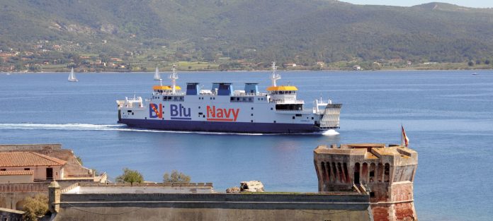 La nave Acciarello della compagnia Blu Navy.