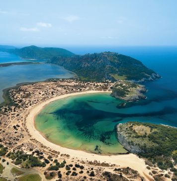 La spettacolare spiaggia di Voidokilia, nella regione greca della Messinia.