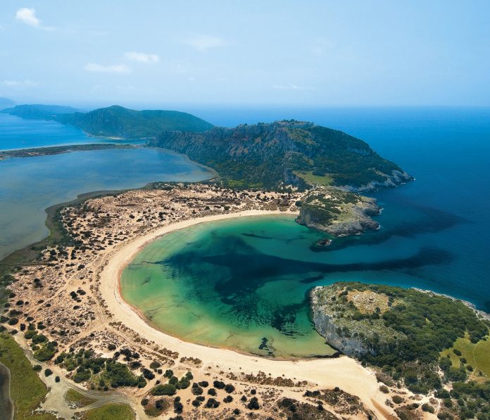 La spettacolare spiaggia di Voidokilia, nella regione greca della Messinia.
