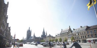 Vacanze in bici nelle Fiandre. Nella foto, Grand Place, Ypres (c) Westtoer