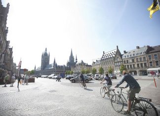 Vacanze in bici nelle Fiandre. Nella foto, Grand Place, Ypres (c) Westtoer