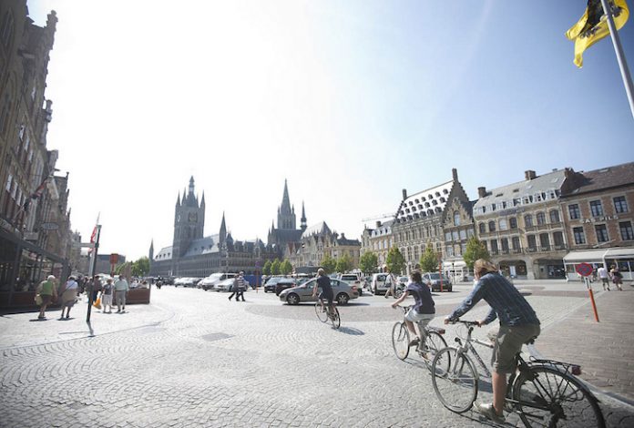Vacanze in bici nelle Fiandre. Nella foto, Grand Place, Ypres (c) Westtoer