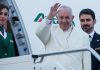 Papa Francesco sale su un aereo Alitalia - Fonte: lapresse..it