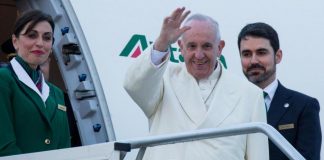 Papa Francesco sale su un aereo Alitalia - Fonte: lapresse..it