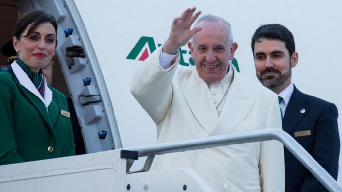 Papa Francesco sale su un aereo Alitalia - Fonte: lapresse..it