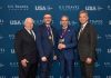 Davide Catania, Amministratore Unico Alidays Travel Experiences (secondo da dx) e Giuseppe Gerevini - area Nord America di Alidays - ritirano Chairman’s Circle Honors 2016 durante la serata che si è tenuta a New Orleans in Florida, nell’ambito dell’IPW 2016. Al loro fianco: Chris Thompson, presidente e CEO Brand US e Roger Dow, presidente CEO di U.S. Travel Association