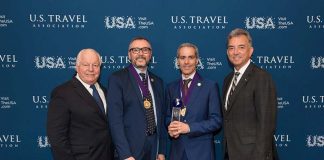 Davide Catania, Amministratore Unico Alidays Travel Experiences (secondo da dx) e Giuseppe Gerevini - area Nord America di Alidays - ritirano Chairman’s Circle Honors 2016 durante la serata che si è tenuta a New Orleans in Florida, nell’ambito dell’IPW 2016. Al loro fianco: Chris Thompson, presidente e CEO Brand US e Roger Dow, presidente CEO di U.S. Travel Association