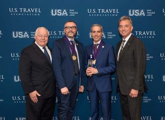 Davide Catania, Amministratore Unico Alidays Travel Experiences (secondo da dx) e Giuseppe Gerevini - area Nord America di Alidays - ritirano Chairman’s Circle Honors 2016 durante la serata che si è tenuta a New Orleans in Florida, nell’ambito dell’IPW 2016. Al loro fianco: Chris Thompson, presidente e CEO Brand US e Roger Dow, presidente CEO di U.S. Travel Association