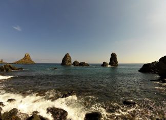 I faraglioni di Acitrezza, in provincia di Catania