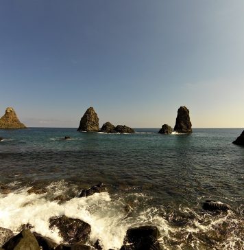 I faraglioni di Acitrezza, in provincia di Catania