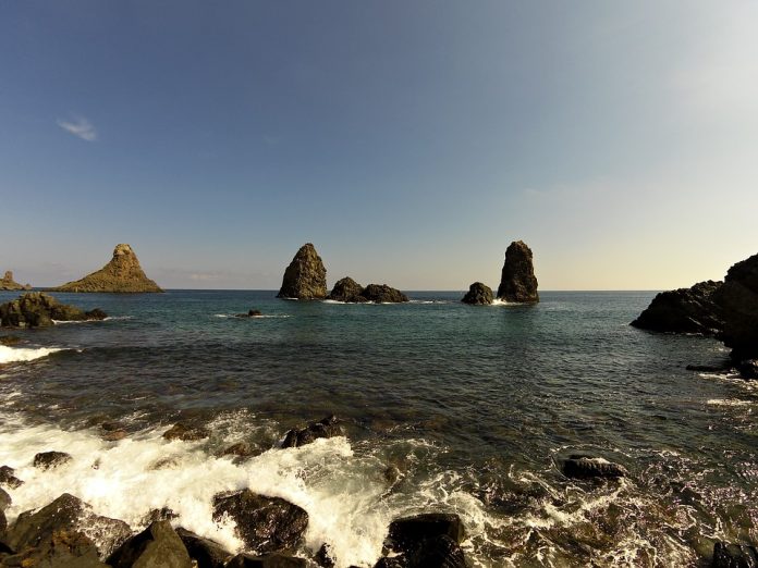 I faraglioni di Acitrezza, in provincia di Catania