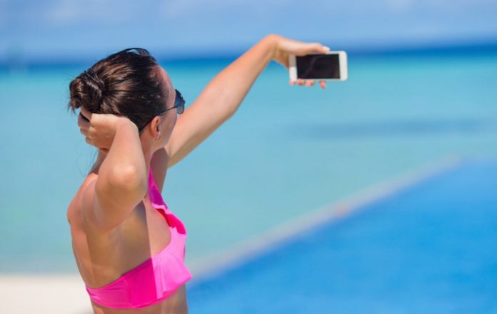 Gli italiani sono i campioni europei dei selfie