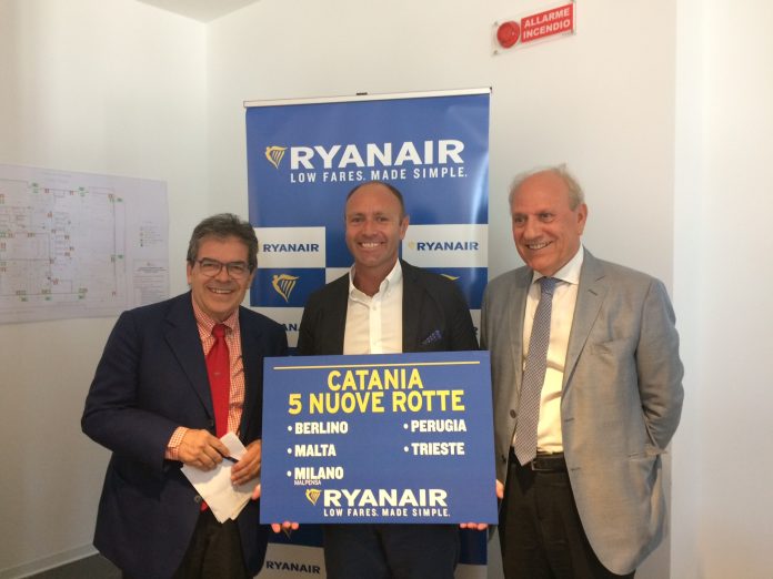 Da sinistra: Enzo Bianco, Sindaco di Catania; Kenny Jacobs, Chief Marketing Officer Ryanair; Salvatore Bonura, Presidente Sac