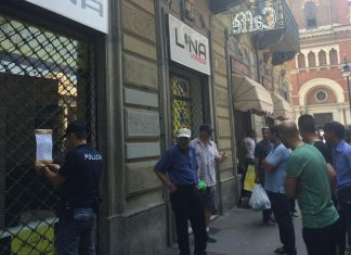 I truffati riuniti per protesta presso la sede della Lina Viaggi - fonte: La Stampa