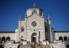Il Famedio, ingresso principale del Cimitero Monumentale di Milano. Fonte: wikipedia, foto di paolobon140