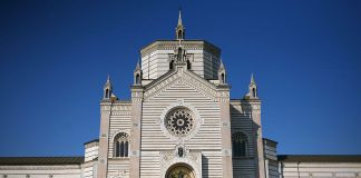 Il Famedio, ingresso principale del Cimitero Monumentale di Milano. Fonte: wikipedia, foto di paolobon140