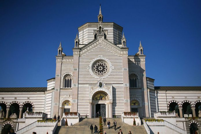 Il Famedio, ingresso principale del Cimitero Monumentale di Milano. Fonte: wikipedia, foto di paolobon140