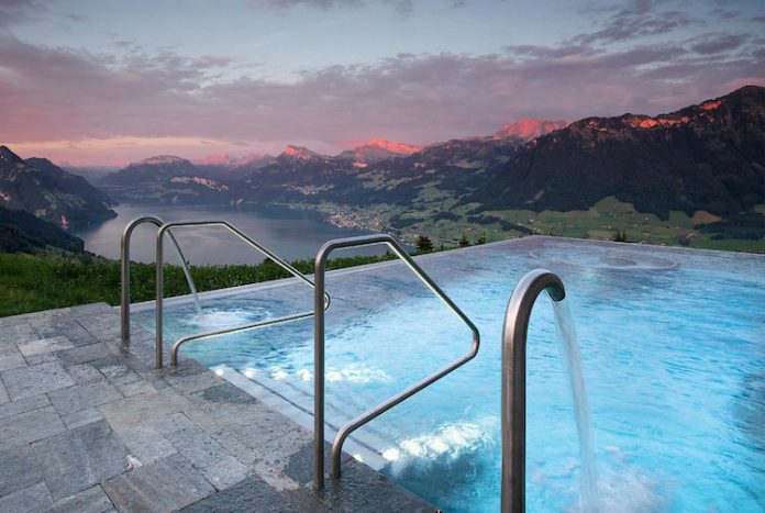 La piscina dell'Hotel Villa Honegg