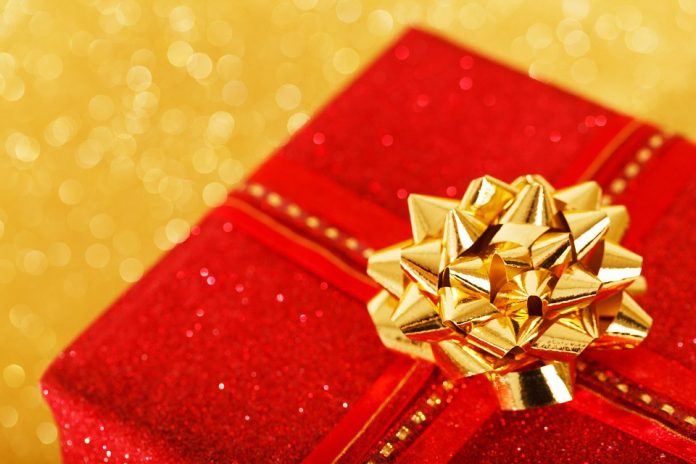 Secondo eBay, questiono gli italiani spenderanno in media 211 euro per i regali di Natale