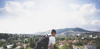 I ragazzi italiani desiderano come regalo di Natale un viaggio o esperienze all'estero