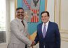 L''imprenditore indiano Mahesh Panchavaktra e il governatore siciliano Rosario Crocetta si accordano per l'aeroporto del Mela ma hanno fatto i conti senza l'Enac