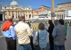 guide turistiche in piazza San pietro - fonte: wikipedia