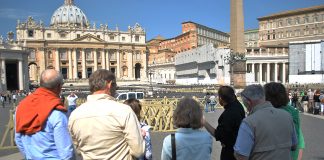 guide turistiche in piazza San pietro - fonte: wikipedia