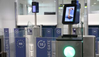 Negli aeroporti cresce l’impiego della tecnologia di riconoscimento facciale e...