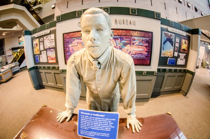 Statua dedicata all'agente di viaggio presso il Southwest Federal Center, Washington, District of Columbia. Foto di m01229 su Flickr.com