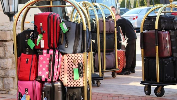 Sgominata la banda specializzata in furti di valigie nelle hall degli hotel di lusso di Milano