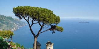 Saranno oltre 7 milioni gli italiani in viaggio per il ponte del 1° maggio, rivela Federalberghi. Il mare la meta preferita. Nella foto, la costa di Amalfi