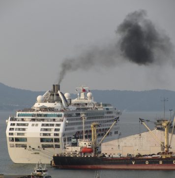 Pennacchio di fumo da una nave da crociere, foto di Jason Thien su flickr.com