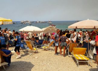 Turisti in fuga dal villaggio Calampiso, foto da Facebook