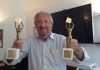 Manlio Olivero mostra i due premi vinti da Hertz agli Italia Travel Awards