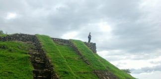 La piramide Maya del parco archeologico del Cihuatàn in El Salvador